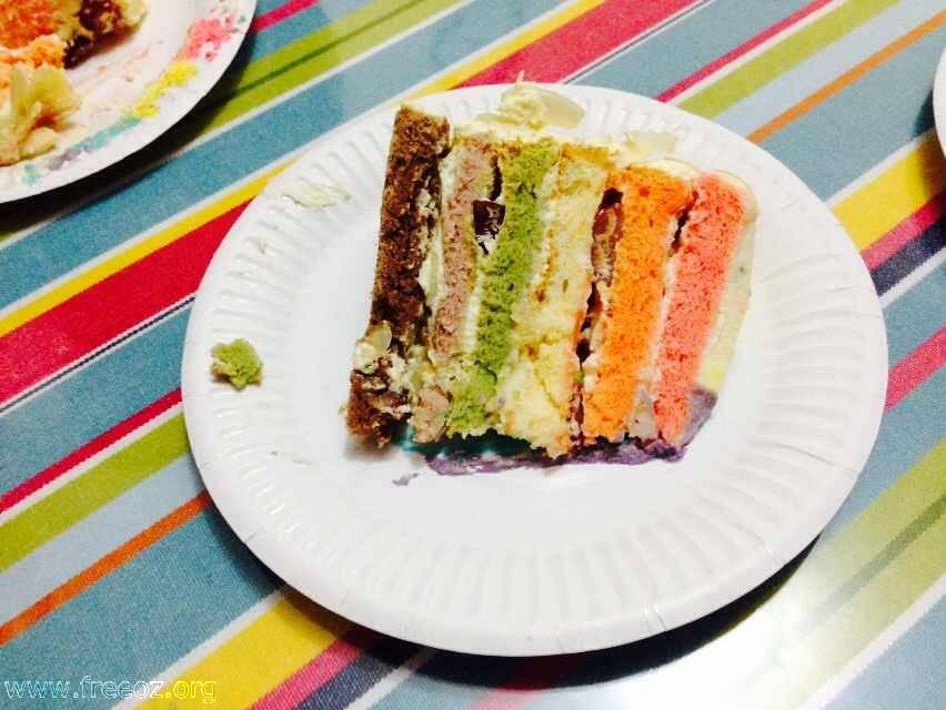 切开后的彩虹蛋糕 切开后的彩虹蛋糕