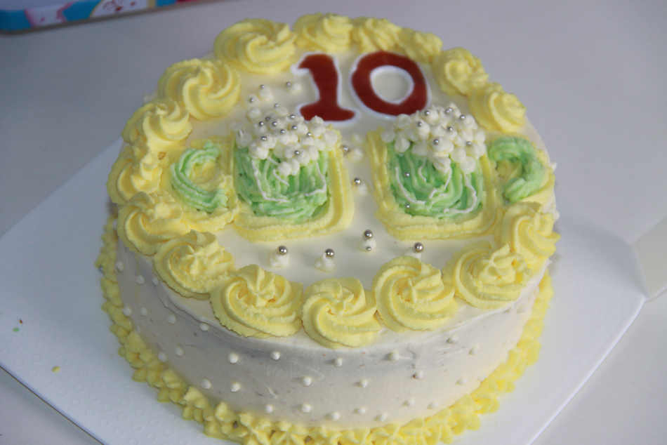 举杯庆祝蛋糕 举杯庆祝蛋糕