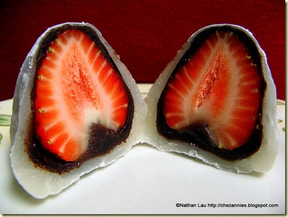 Mana Bu's fresh whole strawberry mochi split_thumb.jpg