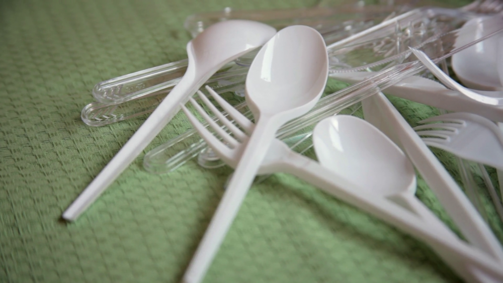 plastic-cutlery-with-spoon-knives-and-forks-on-a-table-dolly-shot_hbbh_16we_thum.png